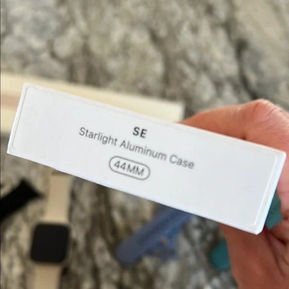 Apple Watch SE Starlight Aluminum 44mmCharging cable and extra bands included